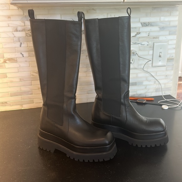 Beautiful Paloma boots worn once very comfortable - Picture 2 of 3